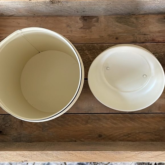 Vintage Rayware Metal “Biscuits” Tin - Picture 4 of 5